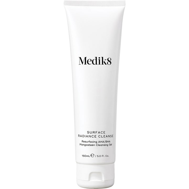 Medik8 Surface Radiance Cleanse 150 ml kirkastava puhdistusgeeli valkoisessa puristustuubissa.