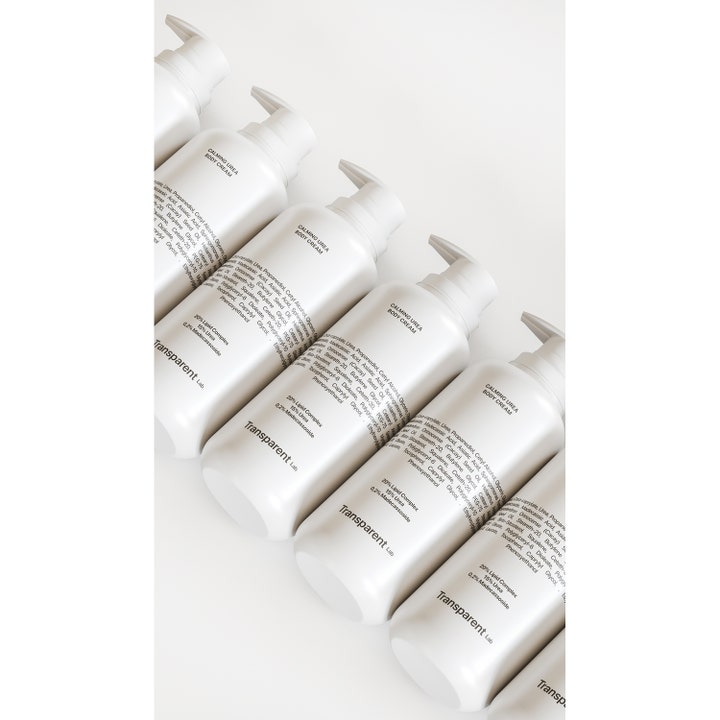Niche Beauty Lab Transparent Lab Calming Urea Body Lotion 400 ml rauhoittava voide useissa valkoisissa pumppupulloissa.