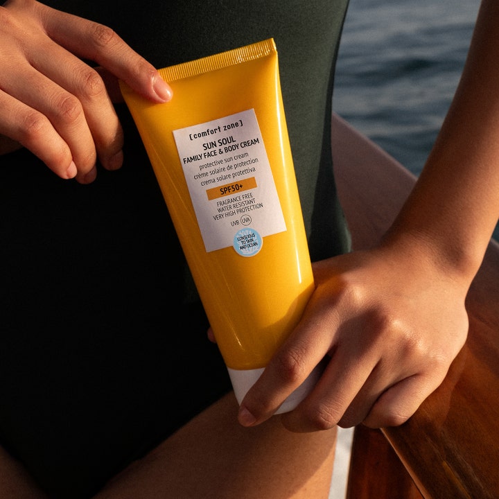 Comfort Zone Sun Soul Family Face & Body Cream 200 ml aurinkovoide SPF 50 keltaisessa tuubissa veden äärellä
