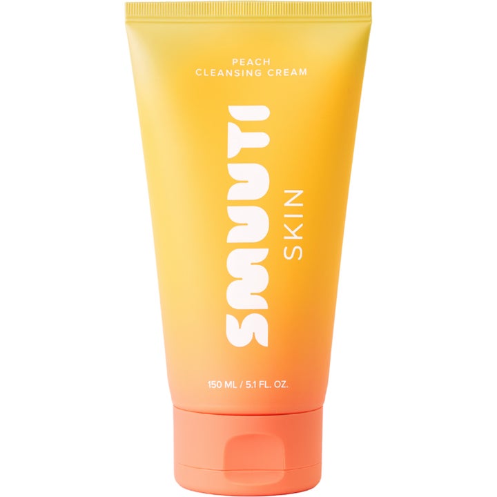 Smuuti Skin Peach Cleansing Cream 150 ml puhdistusvoide heleyttää kasvot kelta-oranssissa liukuvärjätyssä tuubissa.
