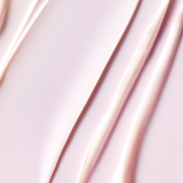 Estée Lauder Resilience Multi-Effect 50 ml kiinteyttävä kasvovoide, jossa on täyteläinen vaaleanpunainen voidekoostumus.