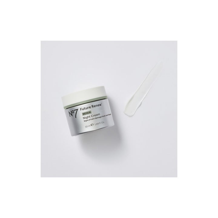 No7 Future Renew Night Cream 50 ml uudistava yövoide hopeisessa purkissa ja valkoinen täyteläinen voidekoostumus