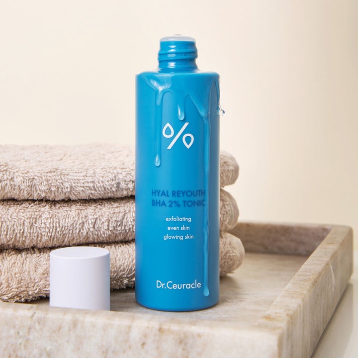 Dr. Ceuracle Hyal Reyouth BHA 2% Tonic 100 ml kuoriva kasvovesi sinisessä pullossa, jossa valuva kirkas koostumus.