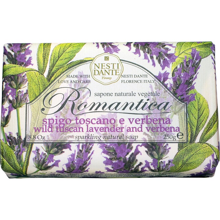 Nesti Dante Romantica Wild Tuscan Lavender and Verbena 250 g palasaippua kukkakuvioisessa kääreessä, jossa on laventelia.