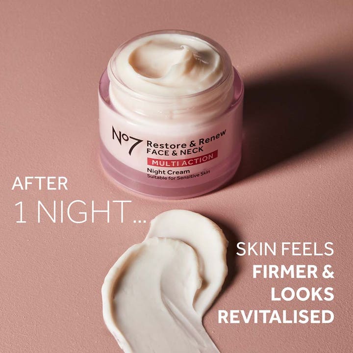 No7 Restore & Renew 50 ml yövoide vaaleanpunaisessa purkissa täyteläisellä koostumuksella.