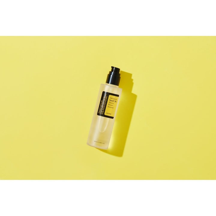 COSRX Advanced Snail 96 Essence 100 ml kosteuttava seerumi keltaisella pohjalla olevassa pumppupullossa.