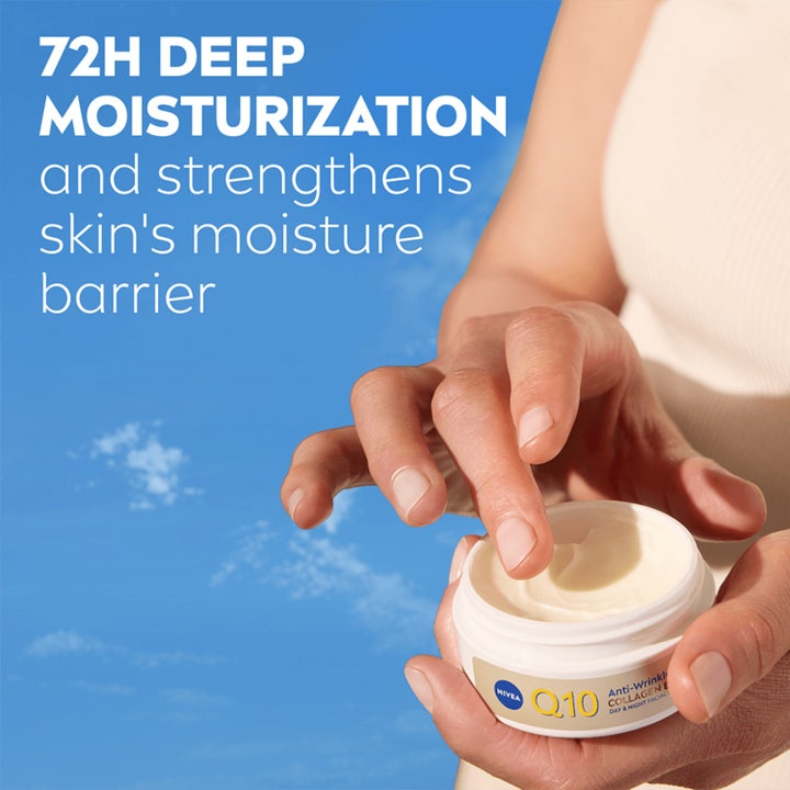 NIVEA Q10 Collagen Expert 50 ml kasvovoide, jonka täyteläistä koostumusta nainen levittää purkista.