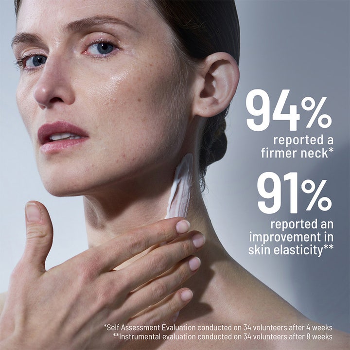 Dr Brandt Neck Tightening Cream 50 g kiinteyttävä kaulavoide nainen levittää voidetta 94% raportoi kiinteämmän ihon