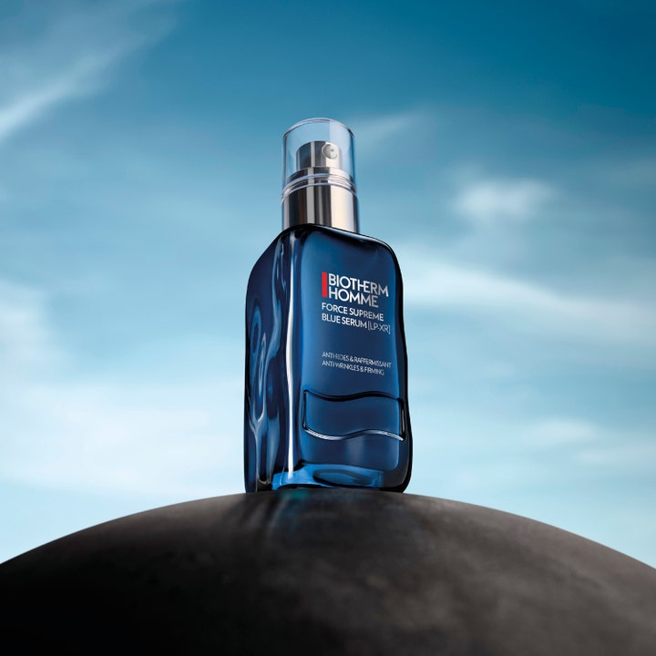 Biotherm Homme Force Supreme Blue Serum 60 ml kiinteyttävä seerumi aaltoilevassa sinisessä pullossa taivasta vasten