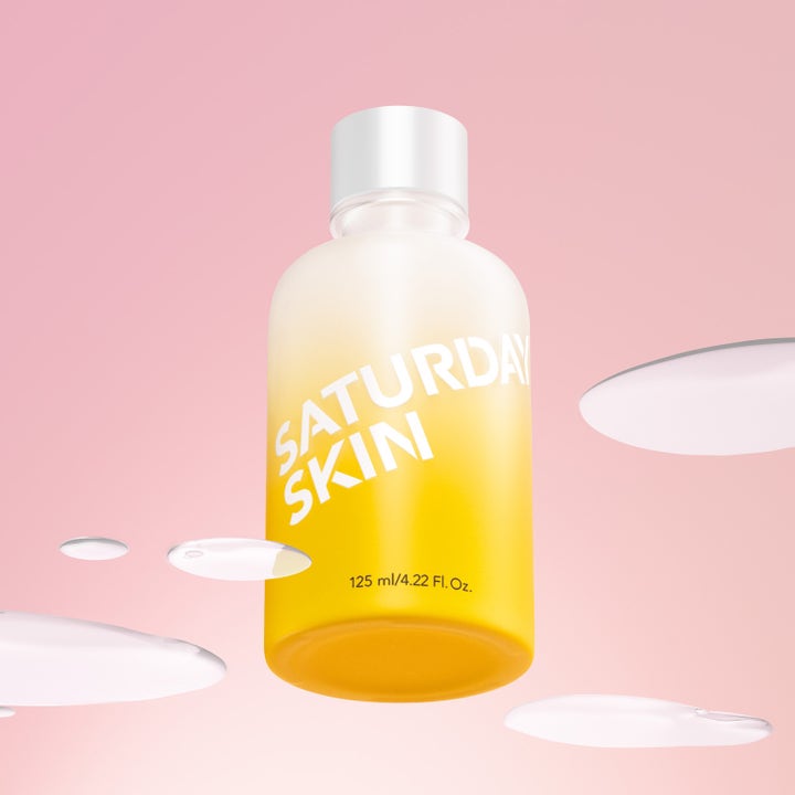 Kirkastava Saturday Skin Yuzu Vitamin C Brightening Toner 125 ml keltaisessa huurrelasipullossa.