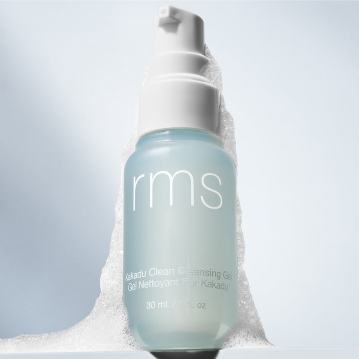 RMS Beauty Kakadu Clean Cleansing Gel 30 ml kirkastava puhdistusgeeli vaaleansinisessä pullossa valkoisen vaahdon keskellä