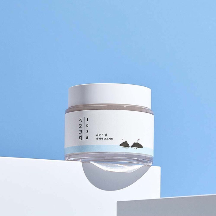 Round Lab 1025 Dokdo Cream 80 ml kosteuttava kasvovoide valkoisessa purkissa minimalistisella saarikuvituksella.