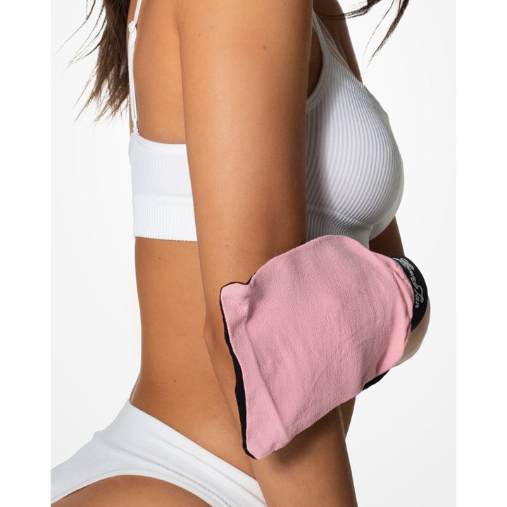 Loving Tan Tan Removing & Skin Polishing Glove 1 kpl kuorintakinnas poistaa rusketuksen ja pehmentää ihoa.