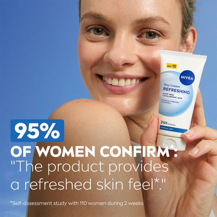 Nivea Refreshing Day Cream 50 ml virkistävä päivävoide tuubissa jota hymyilevä nainen pitelee