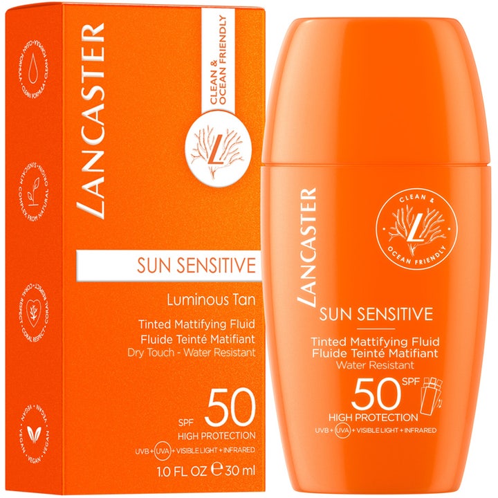 Lancaster Sun Sensitive Tinted Mattifying Fluid 30 ml aurinkovoide antaa mattaisen pinnan oranssissa pullossa.