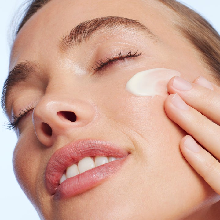 Nuxe Merveillance Lift Exceptional Cream 75 ml kiinteyttävä kasvovoide, nainen levittää voidetta poskelleen.
