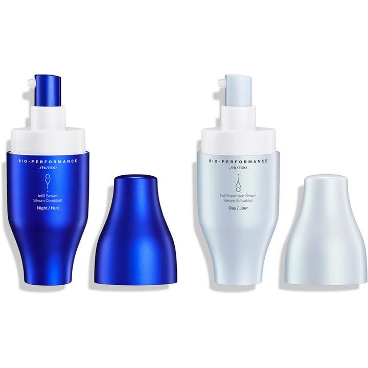Shiseido Bio-Performance Skin Filler 2x30 ml seerumi täyteläistää ihoa sinisissä ja valkoisissa pulloissa.