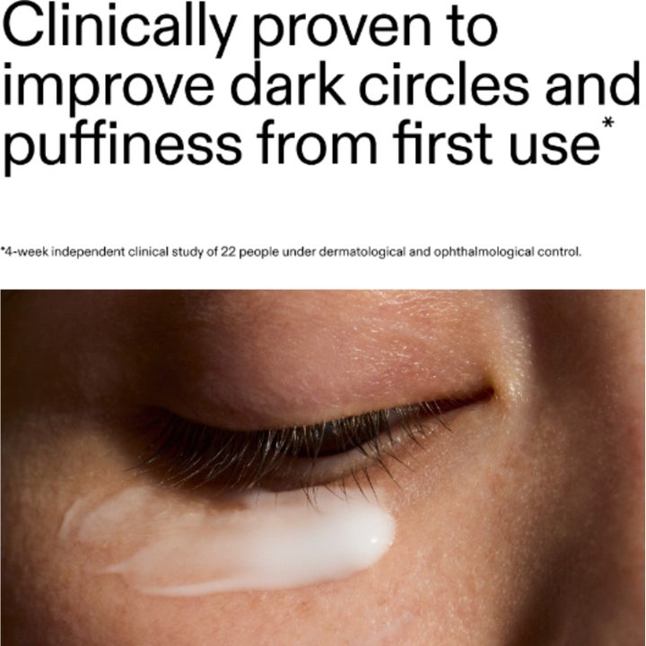 The INKEY List Caffeine Eye Cream 15 ml silmänympärysvoide vähentää turvotusta, valkoista voidetta iholla silmän alla