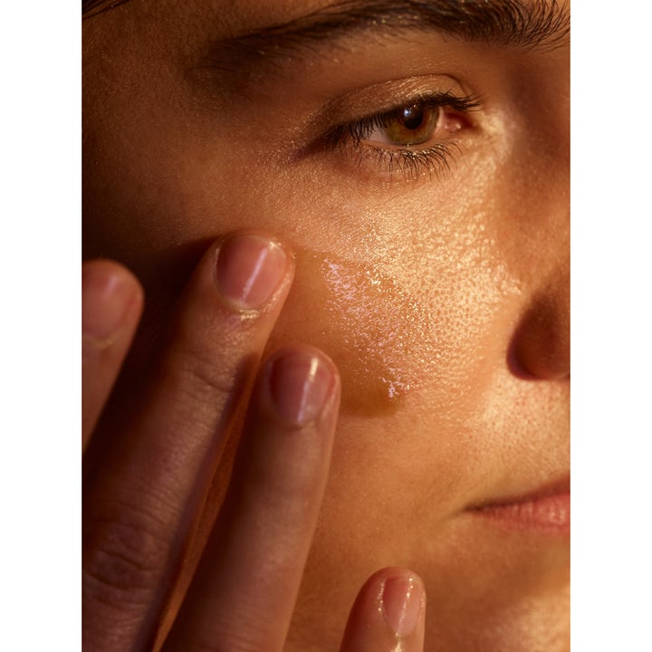 Rudolph Care Acai Facial Oil 15 ml kirkastava kasvoöljy levitetään poskelle tuomaan hehkua.