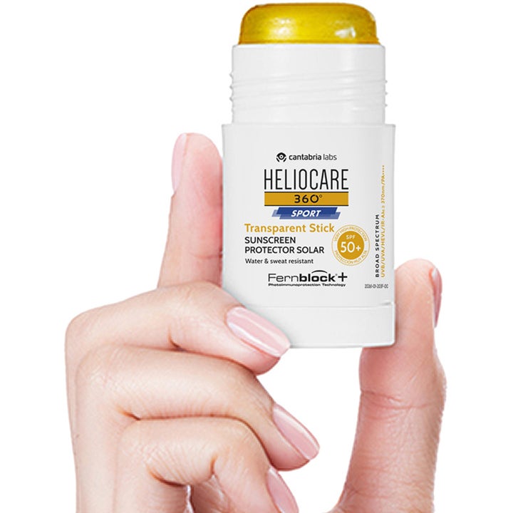 Heliocare Sport Stick SPF 50+ 25 g vedenkestävä aurinkosuojapuikko, jossa on keltainen läpinäkyvä koostumus.