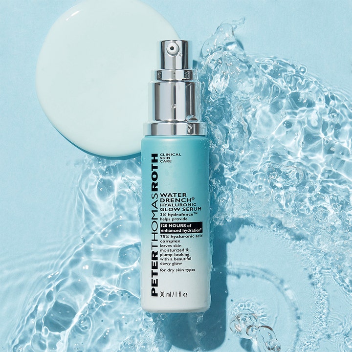 Peter Thomas Roth Water Drench Hyaluronic Glow Serum 30 ml kosteuttava seerumi vesiroiskeiden ympäröimänä.