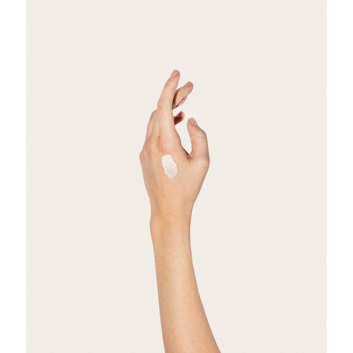 Niche Beauty Lab Theramid Ceramide Treatment 30 ml vahvistava seerumi ja täyteläinen voidepisara kädellä.