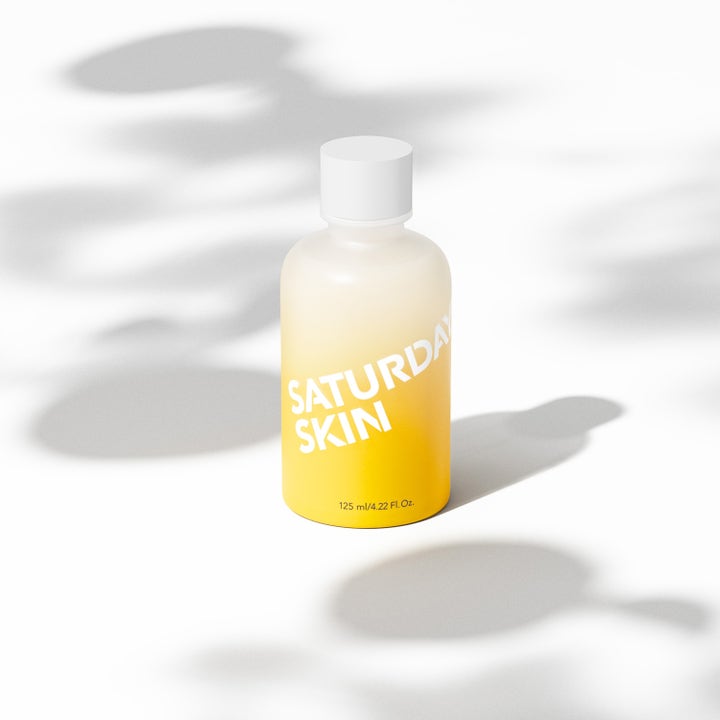 Saturday Skin Yuzu Vitamin C Brightening Toner 125 ml kirkastava kasvovesi keltaisessa huurteisessa pullossa.