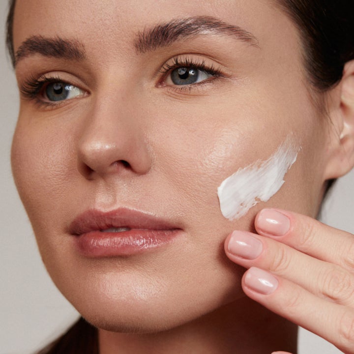 Verso N°8 Nourishing Mask 100 ml ravitseva ansiktsmaski ja valkoinen keramidivoide levitettynä iholle.