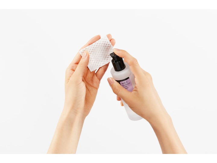 COSRX AHA 7 Whitehead Power Liquid 100 ml kuoriva kasvovesi jota annostellaan pumpulla vanulapulle.