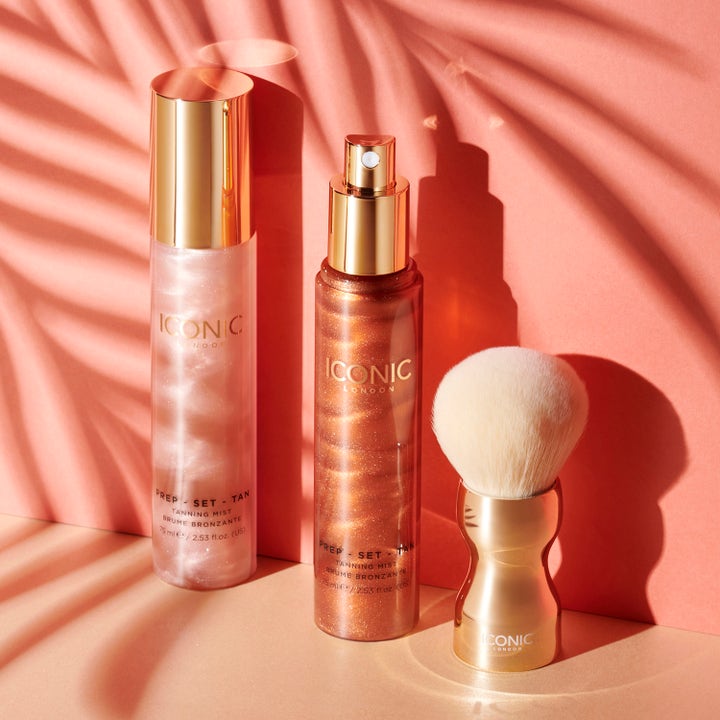 ICONIC London Prep Set Tan 75 ml itseruskettava suihke ja sivellin luovat hehkua trooppisessa varjossa.