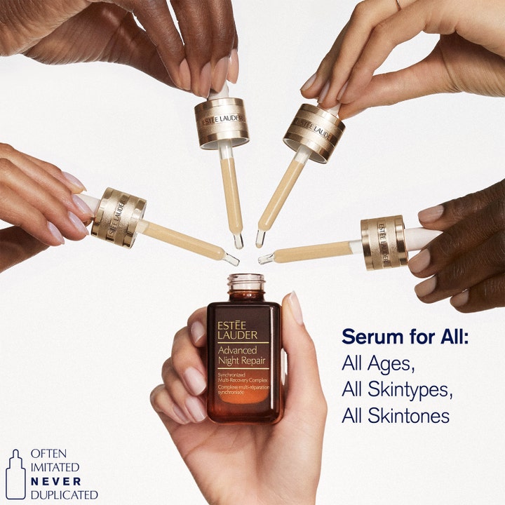 Estée Lauder Advanced Night Repair 30 ml ihoa korjaava seerumi ja pipetit suunnattuna kohti lasipulloa.