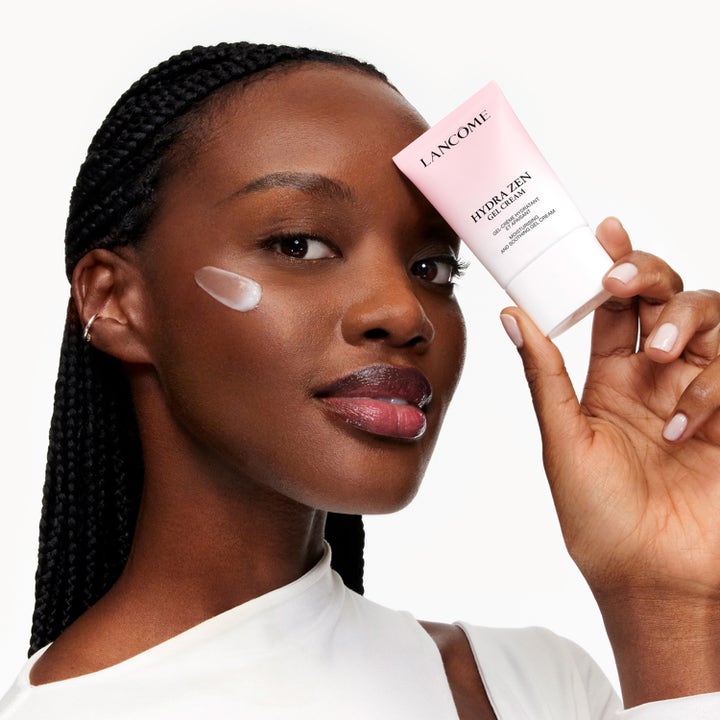 Lancôme Hydra Zen Moisturizing Gel Cream 30 ml kosteuttava kasvovoide nainen pitelee vaaleanpunaista tuubia