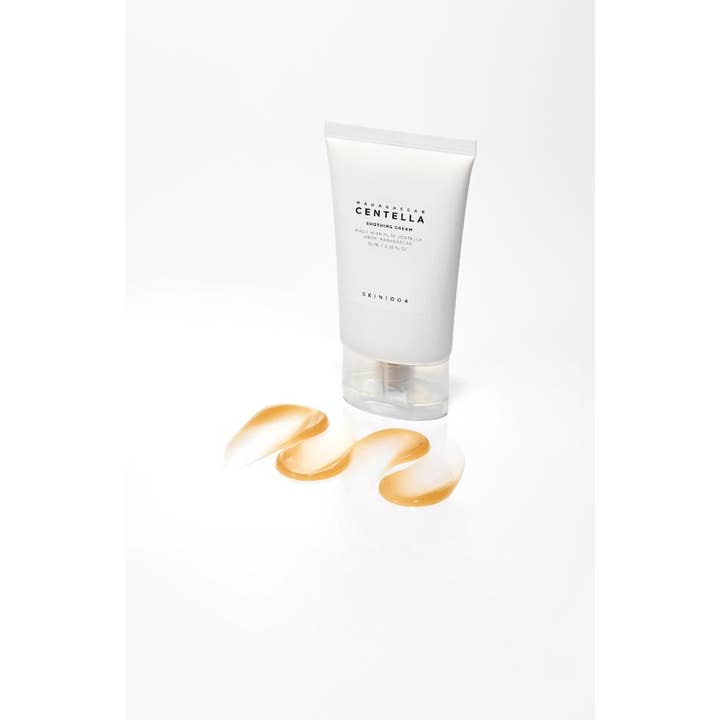 SKIN1004 Madagascar Centella Soothing Cream 75 ml rauhoittava kasvovoide valkoisessa tuubissa ja läpikuultava geeli.