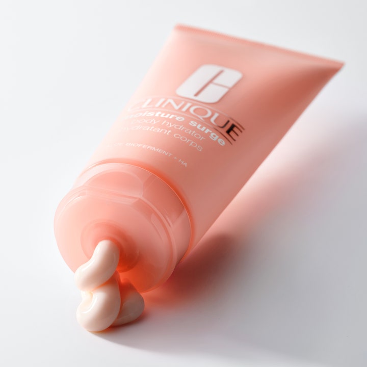 Clinique Moisture Surge Body Hydrator 200 ml kosteuttava vartalovoide persikanvärisessä tuubissa ja kermainen koostumus