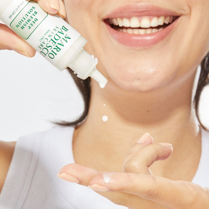 Mario Badescu Deep Blemish Solution 29 ml täsmähoito hoitaa epäpuhtauksia, valkoinen pullo ja pisara nestettä sormella.
