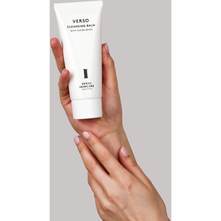 Verso Cleansing Balm With Jojoba Beads 100 ml kosteuttava puhdistusaine valkoisessa tuubissa kädessä