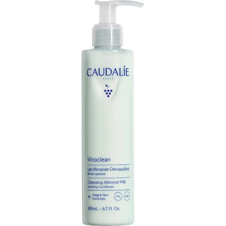 Caudalie Vinoclean Cleansing Almond Milk 200 ml puhdistava ja rauhoittava puhdistusmaito valkoisessa pumppupullossa
