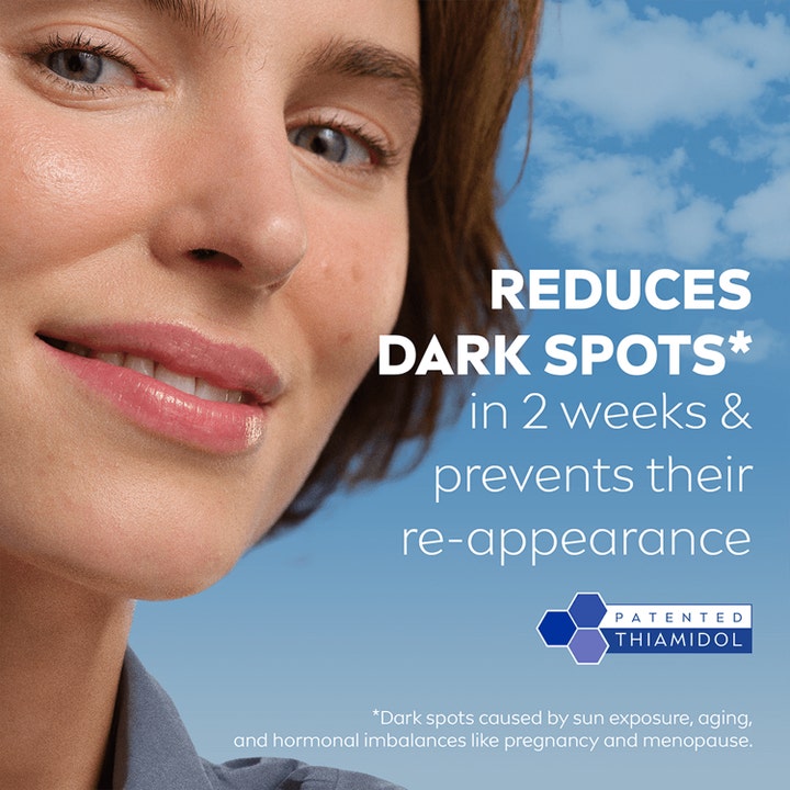 NIVEA Luminous630 Anti Dark-Spot Day Fluid 40 ml päivävoide häivyttää pigmenttiläiskiä nainen ja sininen taivas