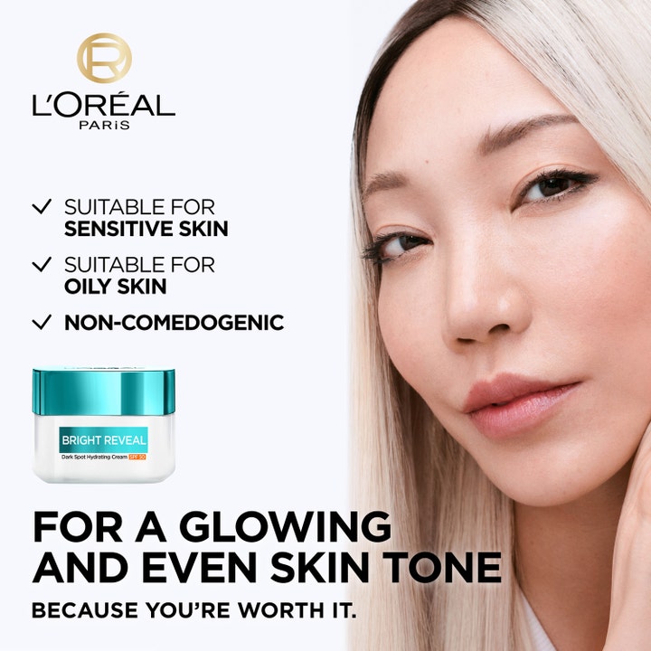 L'Oréal Paris Bright Reveal 50 ml päivävoide SPF 50 antaa hehkua ja tasaisen ihon sävyn naisen kasvoille.
