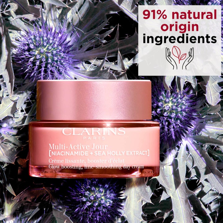 Clarins Multi-Active Jour 50 ml silottava päivävoide pinkissä purkissa, 91 % luonnollisia ainesosia ja piikkiputkia.
