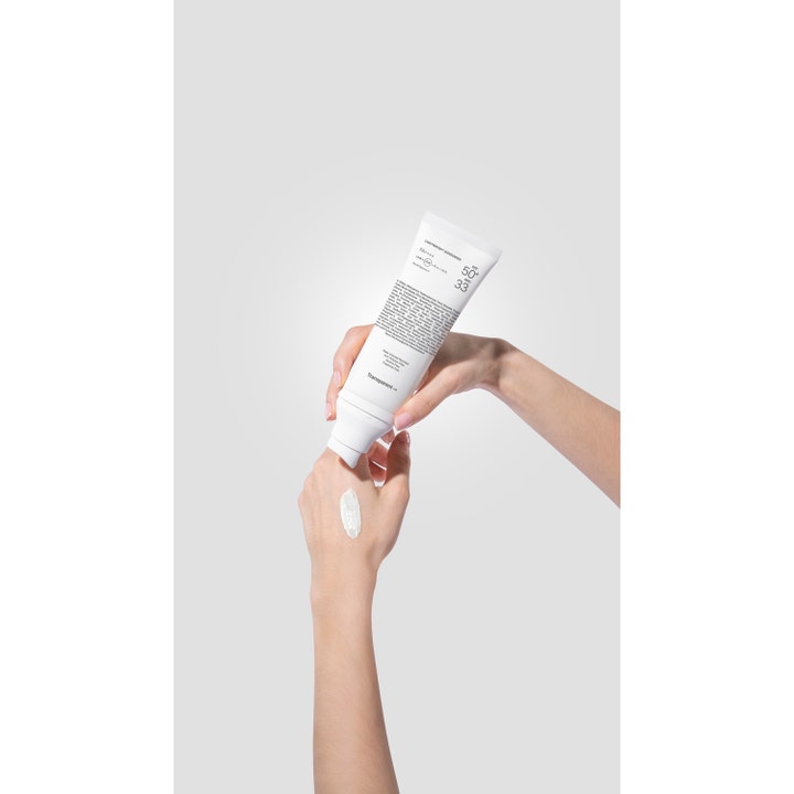 Niche Beauty Lab Transparent Lab Lightweight Sunscreen 100 ml SPF50+ aurinkovoide jota annostellaan valkoisesta tuubista.
