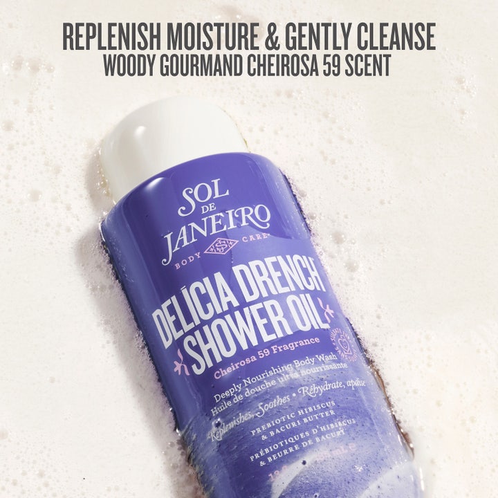 Sol de Janeiro Delicia Drench Shower Oil 385 ml ravitseva suihkuöljy violetissa pullossa öljyn ja vaahdon kera.