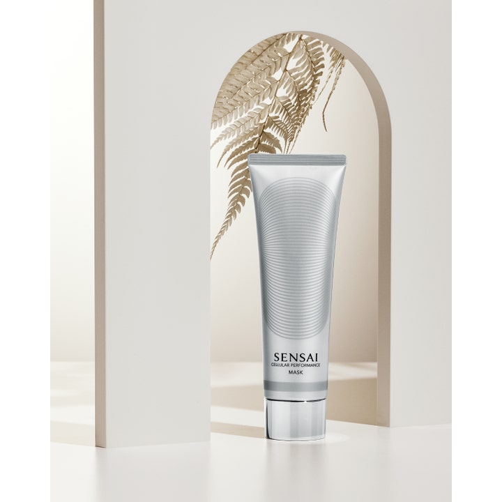 Sensai Cellular Performance Mask 100 ml kosteuttava kasvonaamio hopeisessa tuubissa vaaleassa kaariasetelmassa