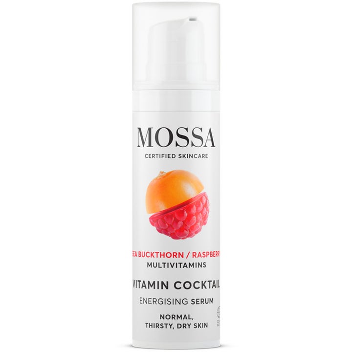 MOSSA Vitamin Cocktail Energising Serum 30 ml kirkastava seerumi valkoisessa pumppupullossa marjakuvituksella.