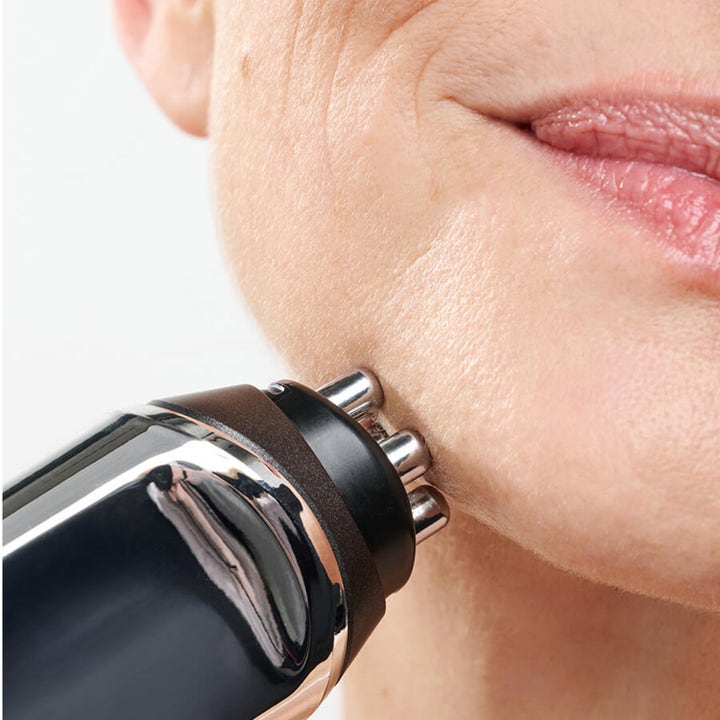 Currentbody Skin RF Radio Frequency Skin Tightening Device kiinteyttävä ihonhoitolaite hopeisilla elektrodeilla leualla