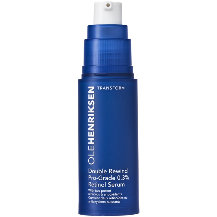Ole Henriksen Double Rewind Pro-Grade 0.3% Retinol Serum silottava seerumi sinisessä pumppupullossa valkoisella suuttimella.