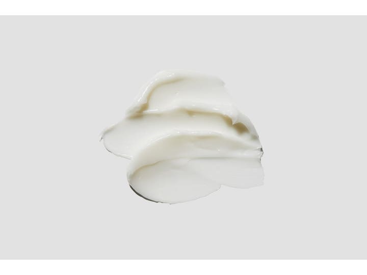 COSRX Balancium Comfort Ceramide Cream 80 ml rauhoittava kasvovoide, jossa on täyteläinen valkoinen voidekoostumus.
