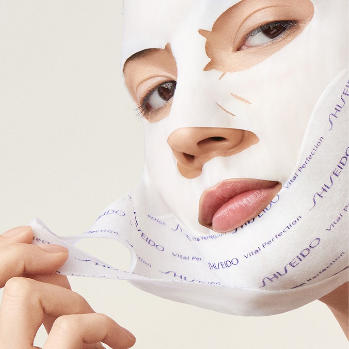 Shiseido Vital Perfection Liftdefine Radiance Face Mask 10 g kiinteyttävä kangasnaamio valkoisena sinisellä tekstillä