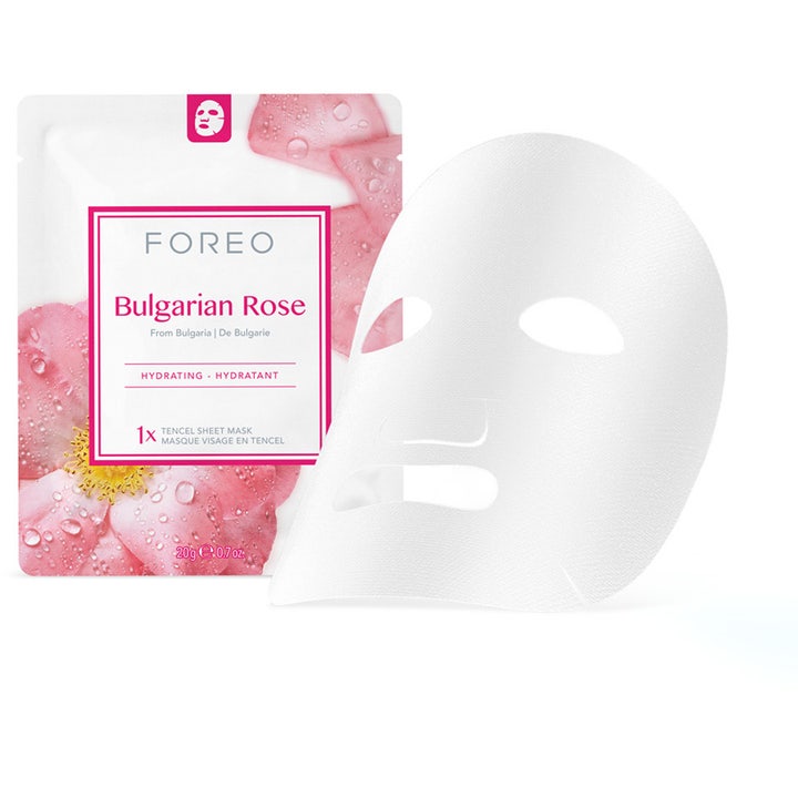 FOREO Bulgarian Rose 20 g kosteuttava kangasmaski ja pakkaus jossa on vaaleanpunaisia ruusuja