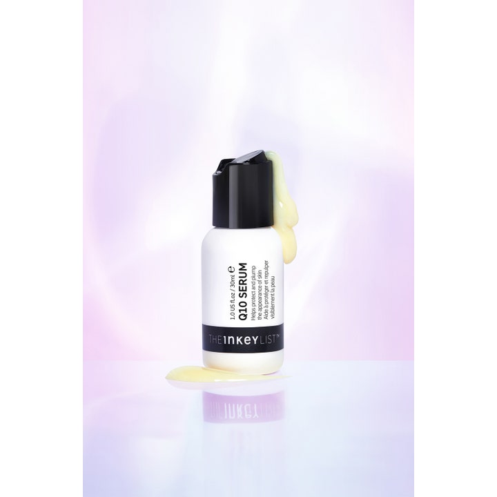 The INKEY List Q10 Serum 30 ml suojaava kasvoseerumi valkoisessa pullossa josta valuu täyteläistä keltaista seerumia
